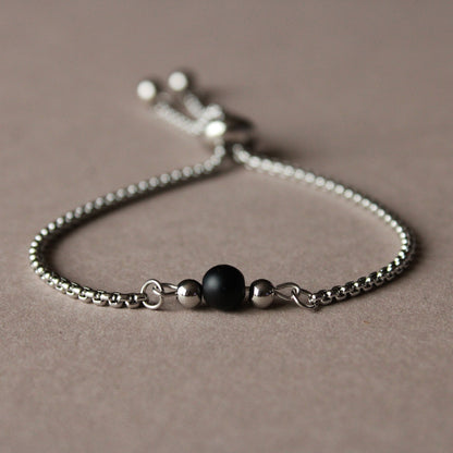 Armband in Silber mit kleiner Natursteinperle in Schwarz, Onyx, Edelstahl