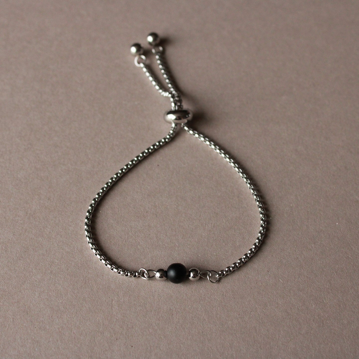 Armband in Silber mit kleiner Natursteinperle in Schwarz, Onyx, Edelstahl