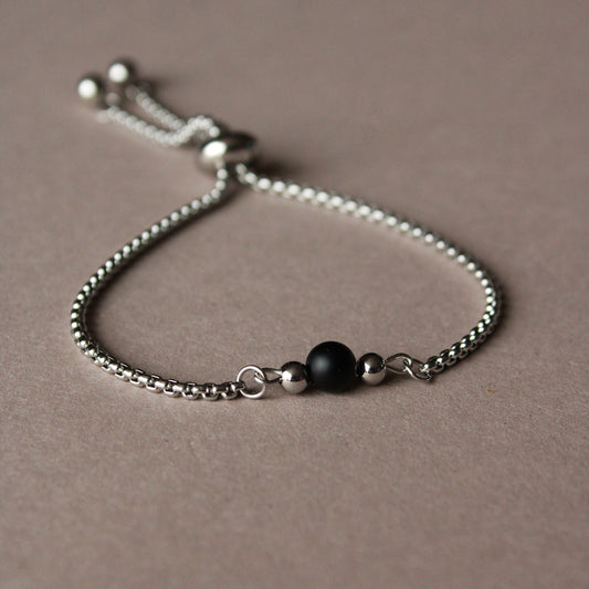 Armband in Silber mit kleiner Natursteinperle in Schwarz, Onyx, Edelstahl