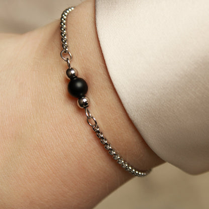 Armband in Silber mit kleiner Natursteinperle in Schwarz, Onyx, Edelstahl