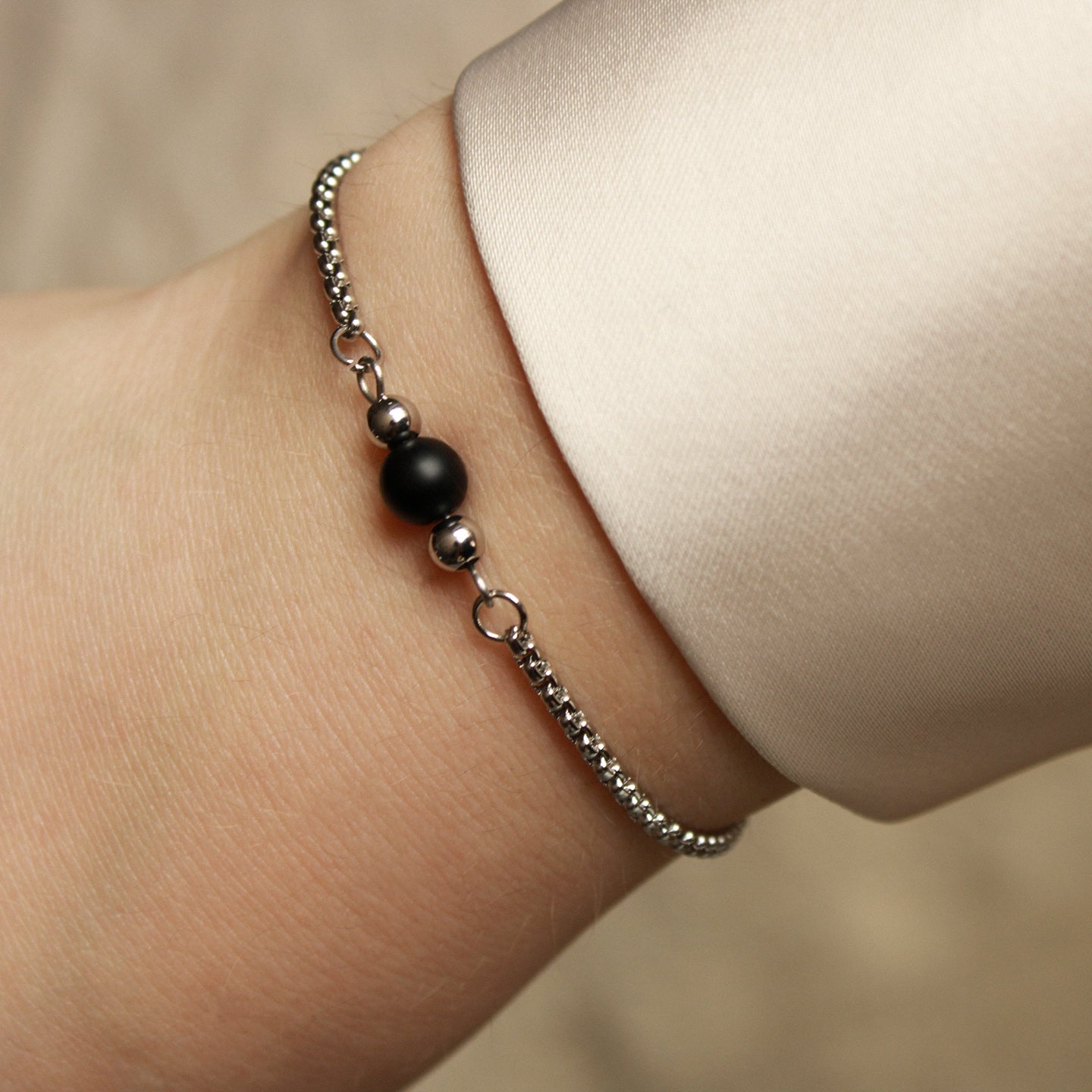 Armband in Silber mit kleiner Natursteinperle in Schwarz, Onyx, Edelstahl