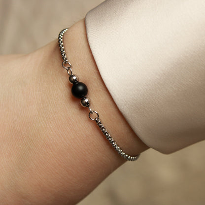 Armband in Silber mit kleiner Natursteinperle in Schwarz, Onyx, Edelstahl