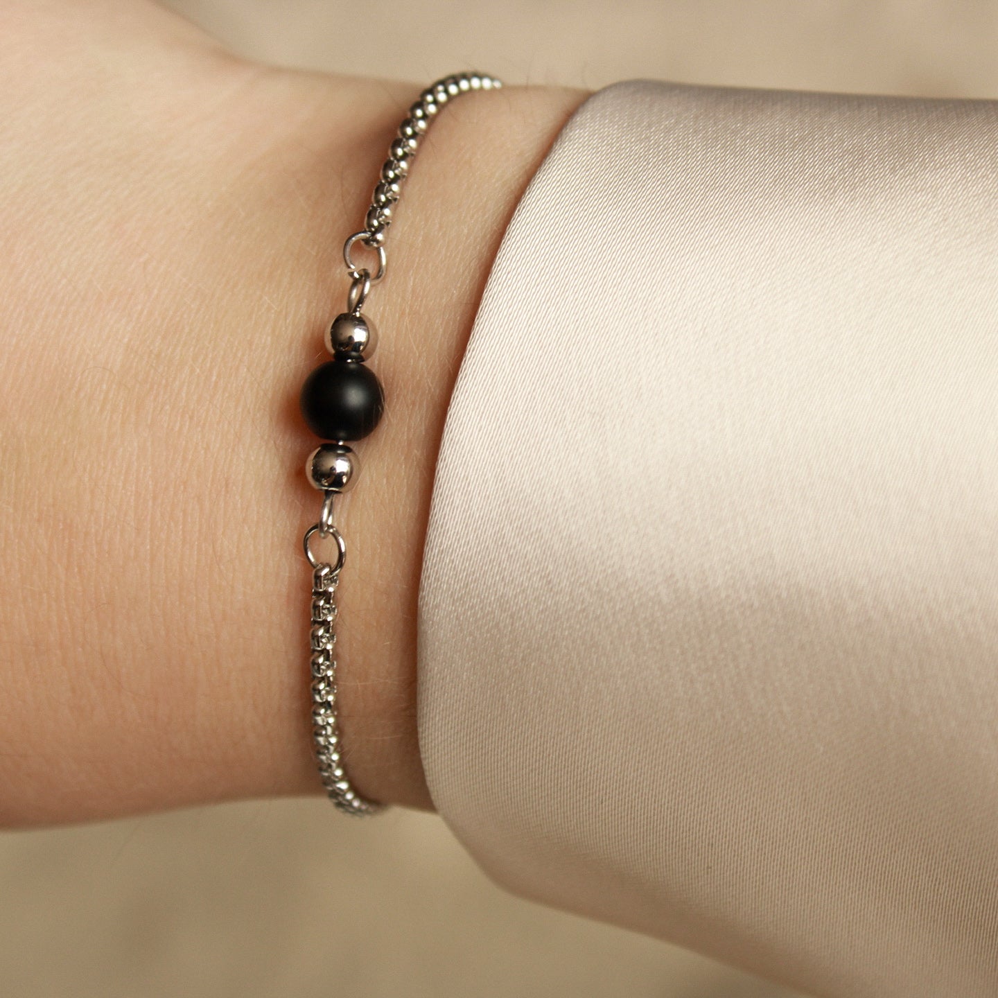 Armband in Silber mit kleiner Natursteinperle in Schwarz, Onyx, Edelstahl