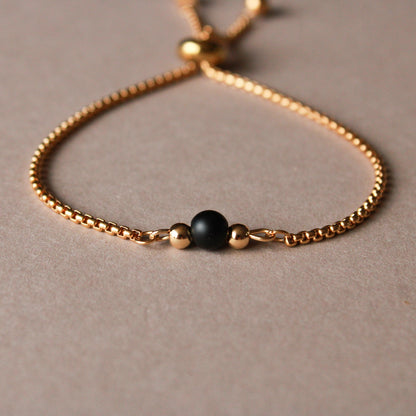 Armband in Gold mit kleiner Natursteinperle in Schwarz, Edelstahl