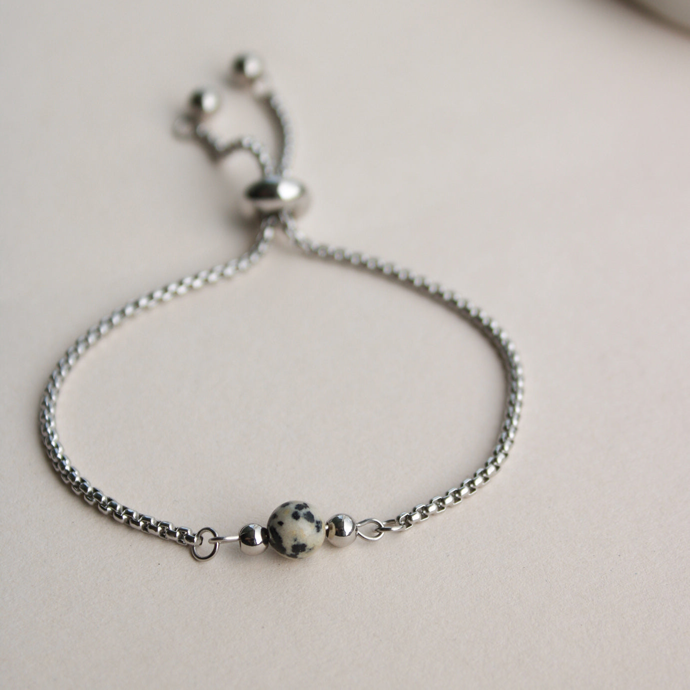 Armband in Silber mit kleiner Natursteinperle Dalmatiner Jaspis, Edelstahl