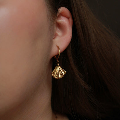 Goldene Creolen mit Muschelanhänger