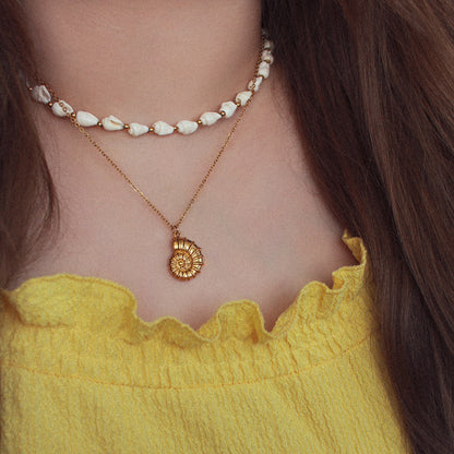 Halskette mit Muscheln und goldenen Perlen aus Edelstahl