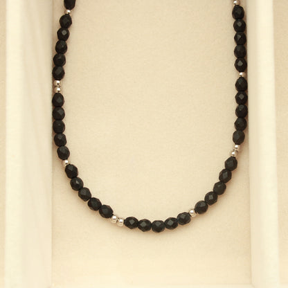 Schwarze Perlenkette mit Edelstahlperlen in Silber