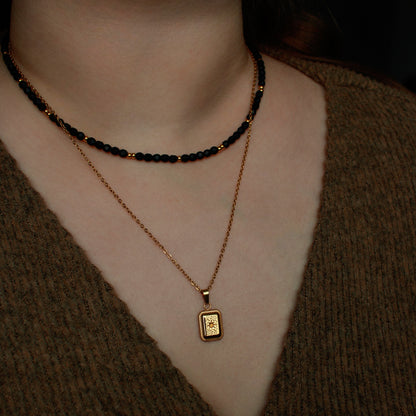 Schwarze Perlenkette mit vergoldeten Edelstahlperlen