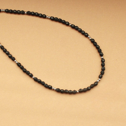 Schwarze Perlenkette mit Edelstahlperlen in Silber