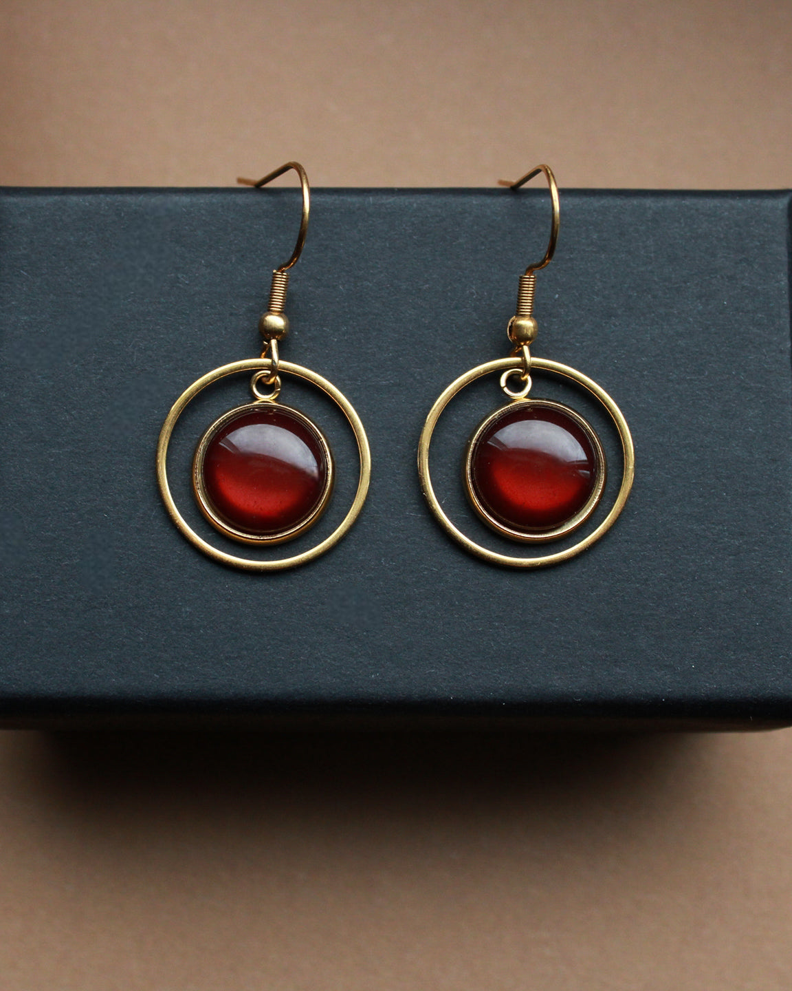 Edelstahl-Ohrringe in Gold mit braunem Stein