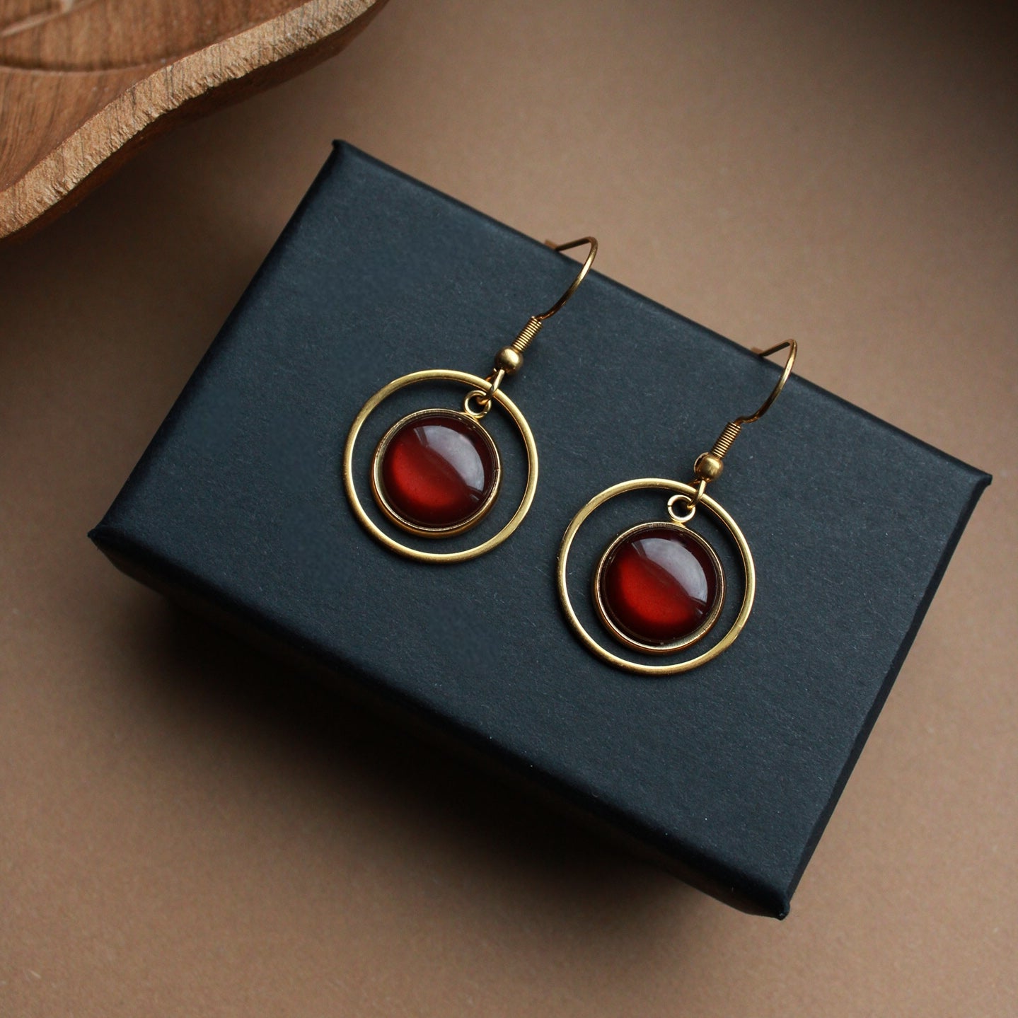 Edelstahl-Ohrringe in Gold mit braunem Stein