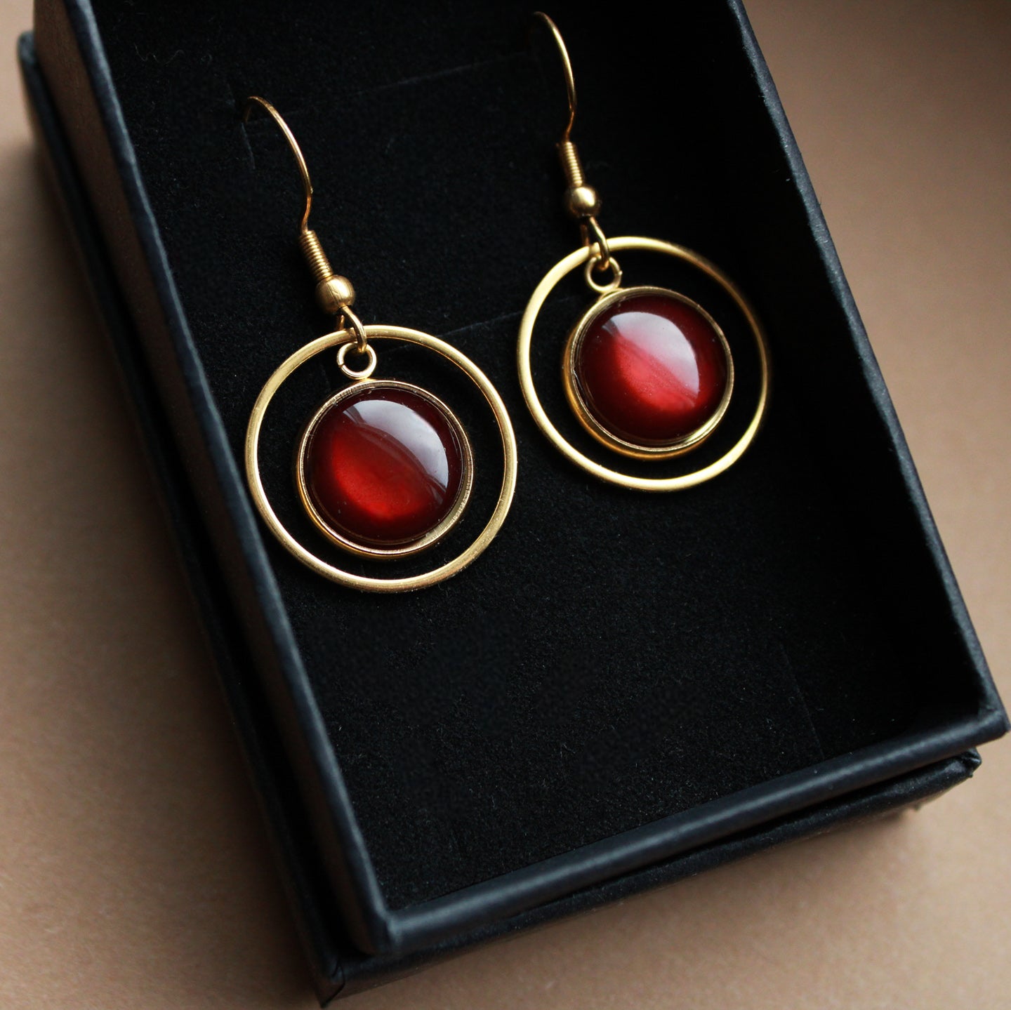 Edelstahl-Ohrringe in Gold mit braunem Stein