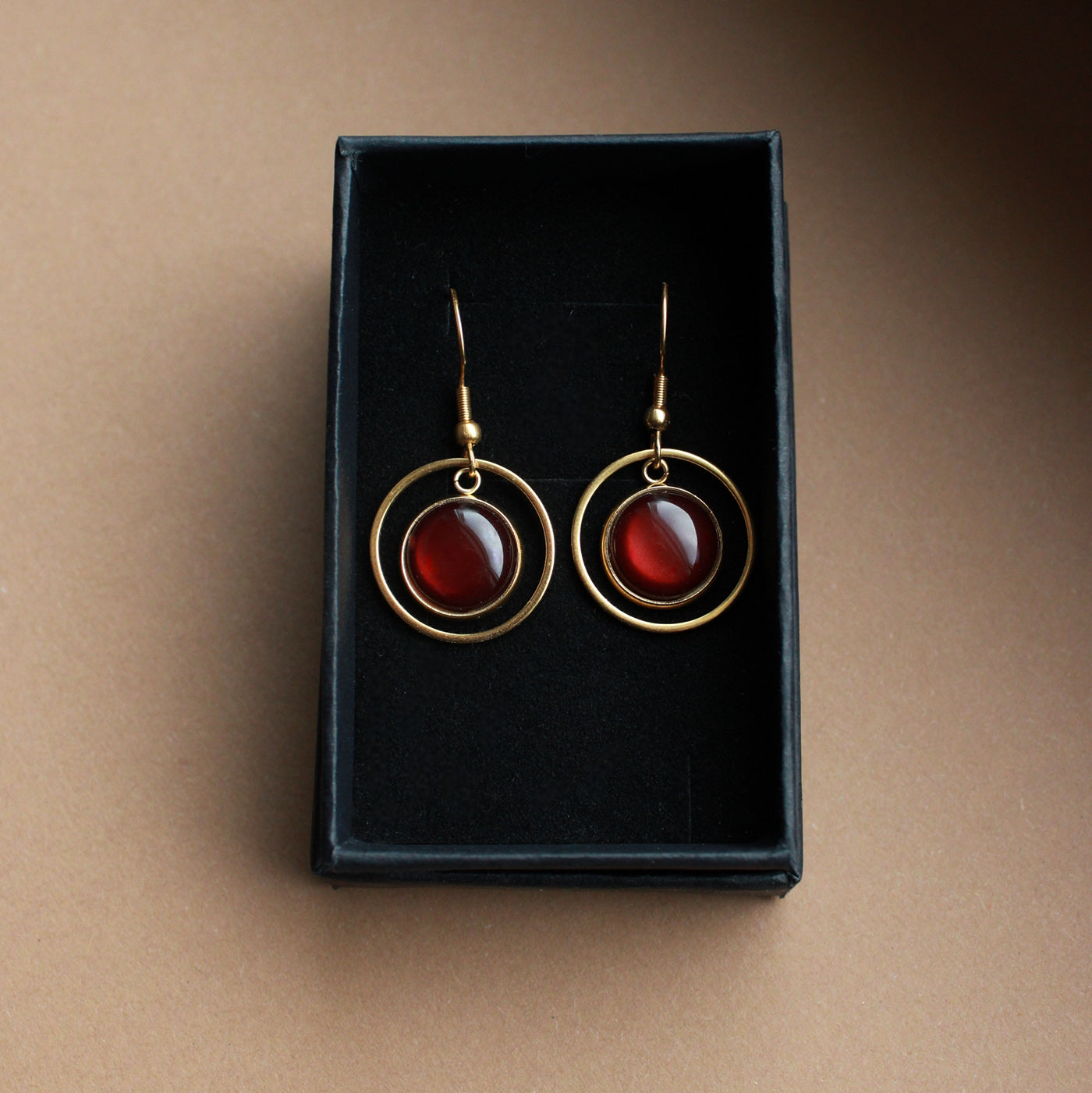 Edelstahl-Ohrringe in Gold mit braunem Stein