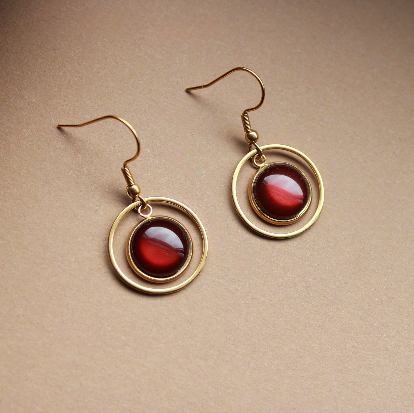 Edelstahl-Ohrringe in Gold mit braunem Stein