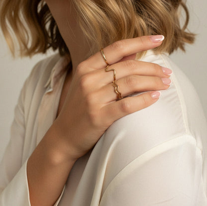 Goldener Ring aus Edelstahl, schlichtes, geschwungenes Design, verstellbar