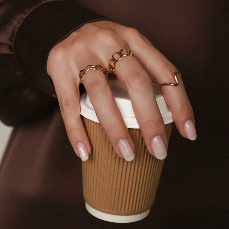 Goldener Ring aus Edelstahl, schlichtes, geschwungenes Design, verstellbar