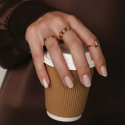 Goldener Ring aus Edelstahl, schlichtes, geschwungenes Design, verstellbar