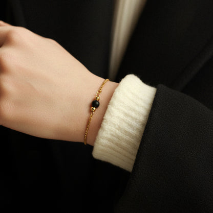 Armband in Gold mit kleiner Natursteinperle in Schwarz, Edelstahl