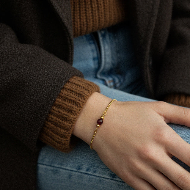Armband in Gold mit kleiner Natursteinperle in Dunkelrot, Edelstahl