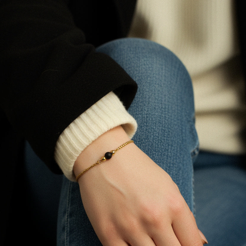 Armband in Gold mit kleiner Natursteinperle in Schwarz, Edelstahl