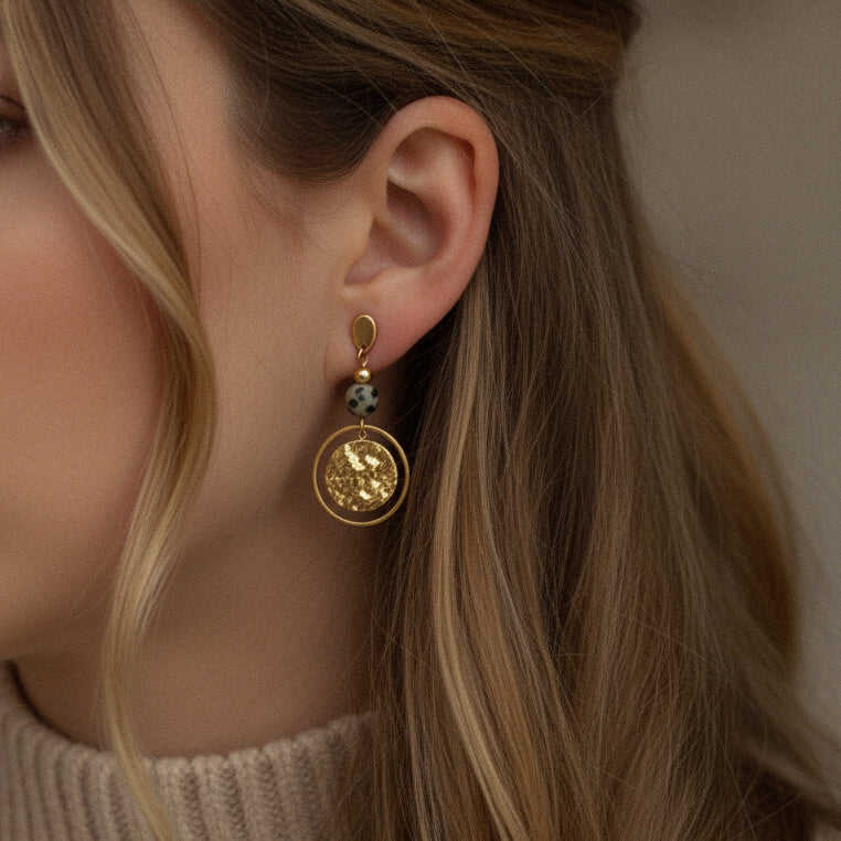 Ohrringe Gold mit Perle in Beige und schwarz aus Naturstein und rundem Anhänger, Dalmatiner Jaspis