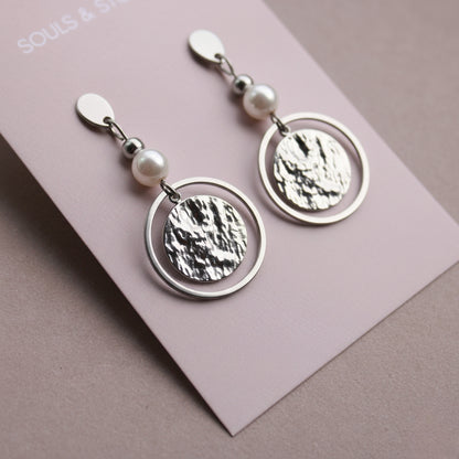 Ohrringe Silber mit Perlen und runden Anhängern, Ohrstecker