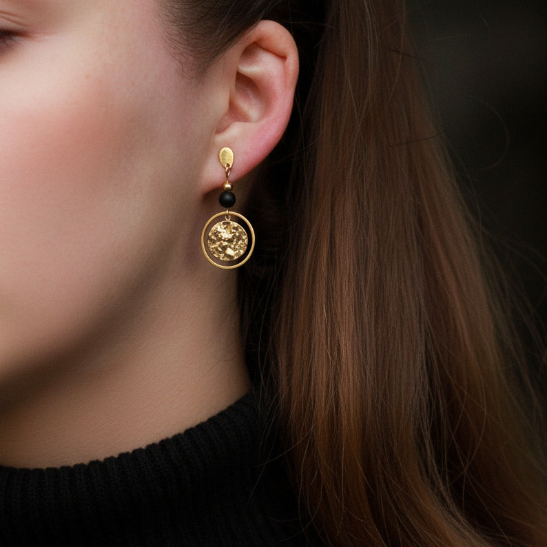 Ohrringe Gold mit Perle in Schwarz aus Naturstein und rundem Anhänger, Onyx Edelstein