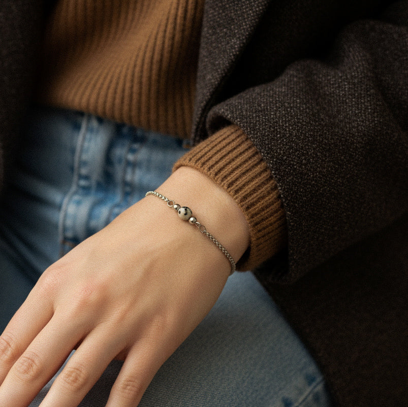 Armband in Silber mit kleiner Natursteinperle Dalmatiner Jaspis, Edelstahl