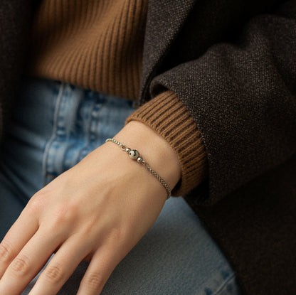 Armband in Silber mit kleiner Natursteinperle Dalmatiner Jaspis, Edelstahl