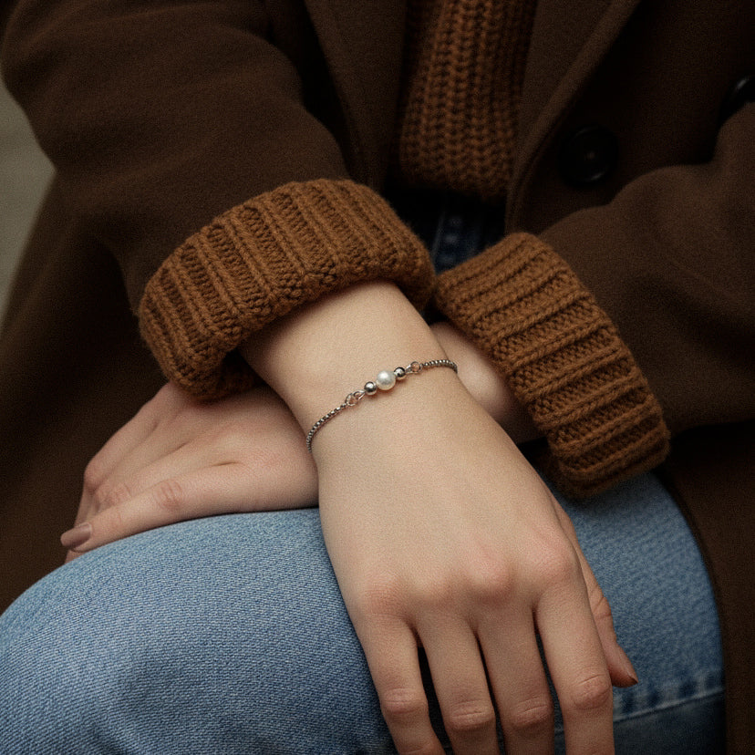 Armband in Silber mit kleiner Muschelkernperle, Edelstahl
