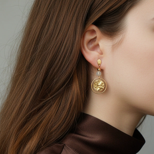 Ohrringe Gold mit weißer Perle aus Naturstein und rundem Anhänger, Ohrstecker