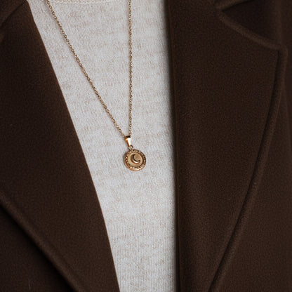 Halskette mit Mond Anhänger in Gold aus Edelstahl