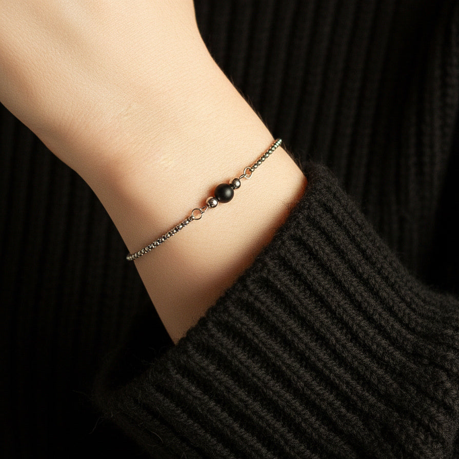Armband in Silber mit kleiner Natursteinperle in Schwarz, Onyx, Edelstahl