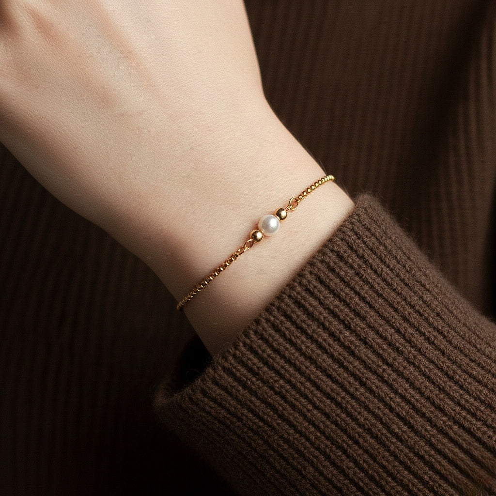 Armband in Gold mit kleiner Muschelkernperle, Edelstahl
