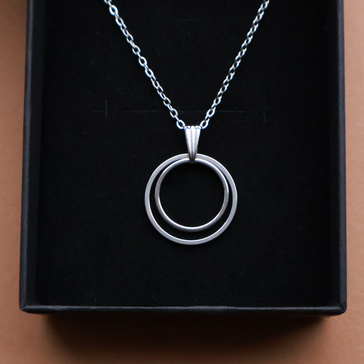 Halskette aus Edelstahl mit Doppelkreis-Anhänger