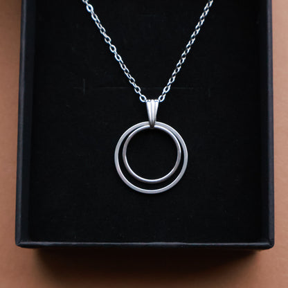 Halskette aus Edelstahl mit Doppelkreis-Anhänger