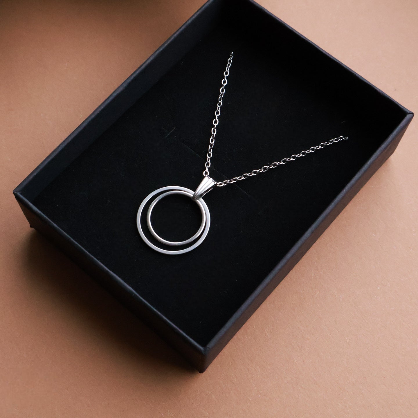 Halskette aus Edelstahl mit Doppelkreis-Anhänger