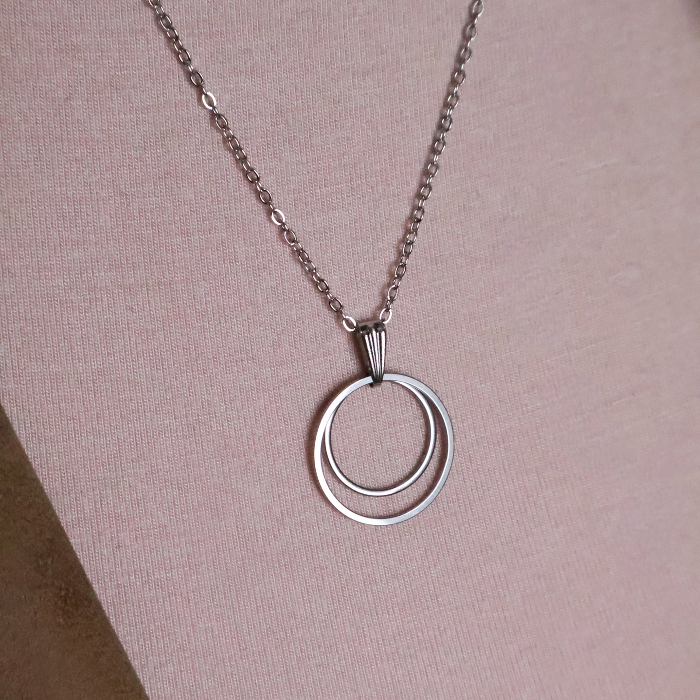 Halskette aus Edelstahl mit Doppelkreis-Anhänger