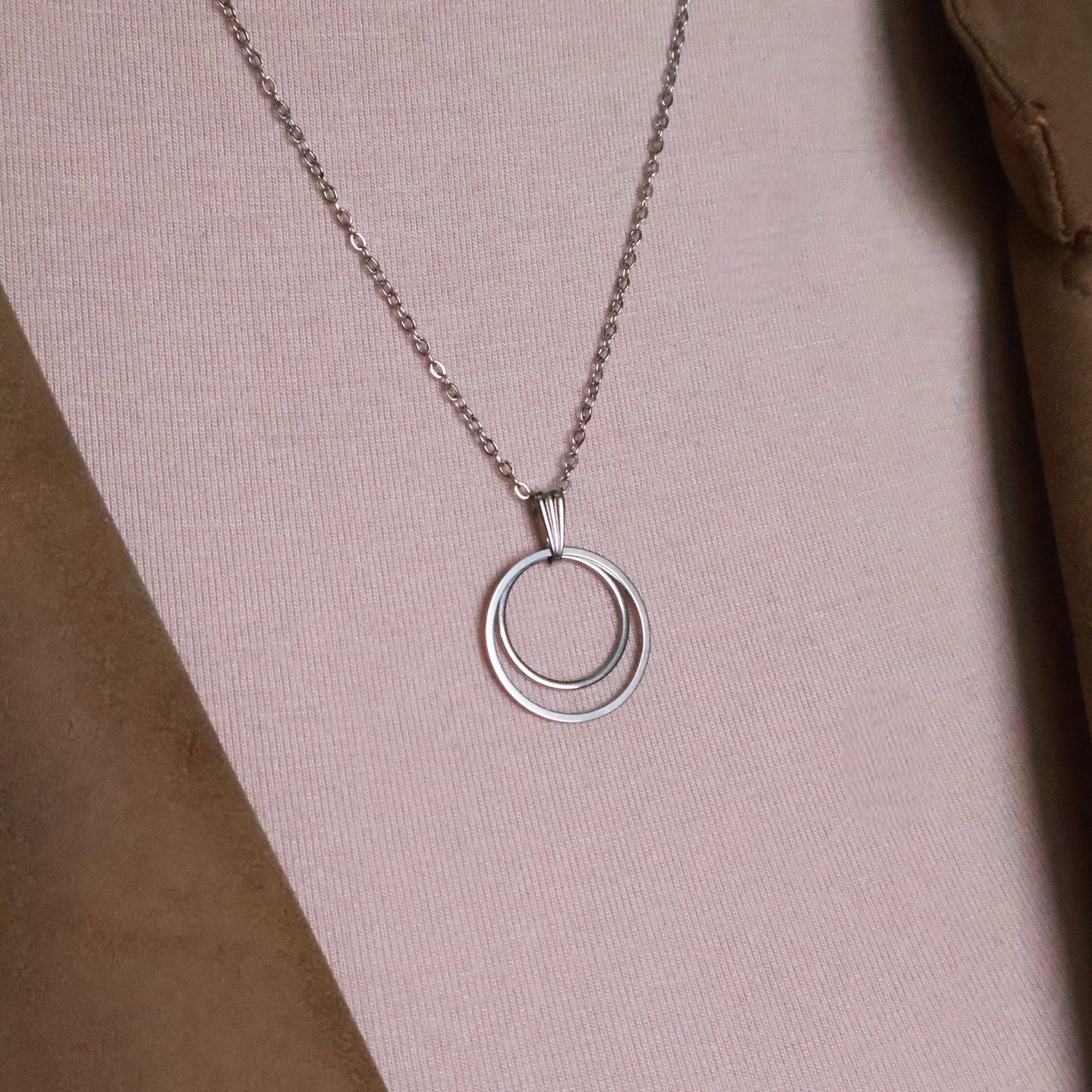 Halskette aus Edelstahl mit Doppelkreis-Anhänger