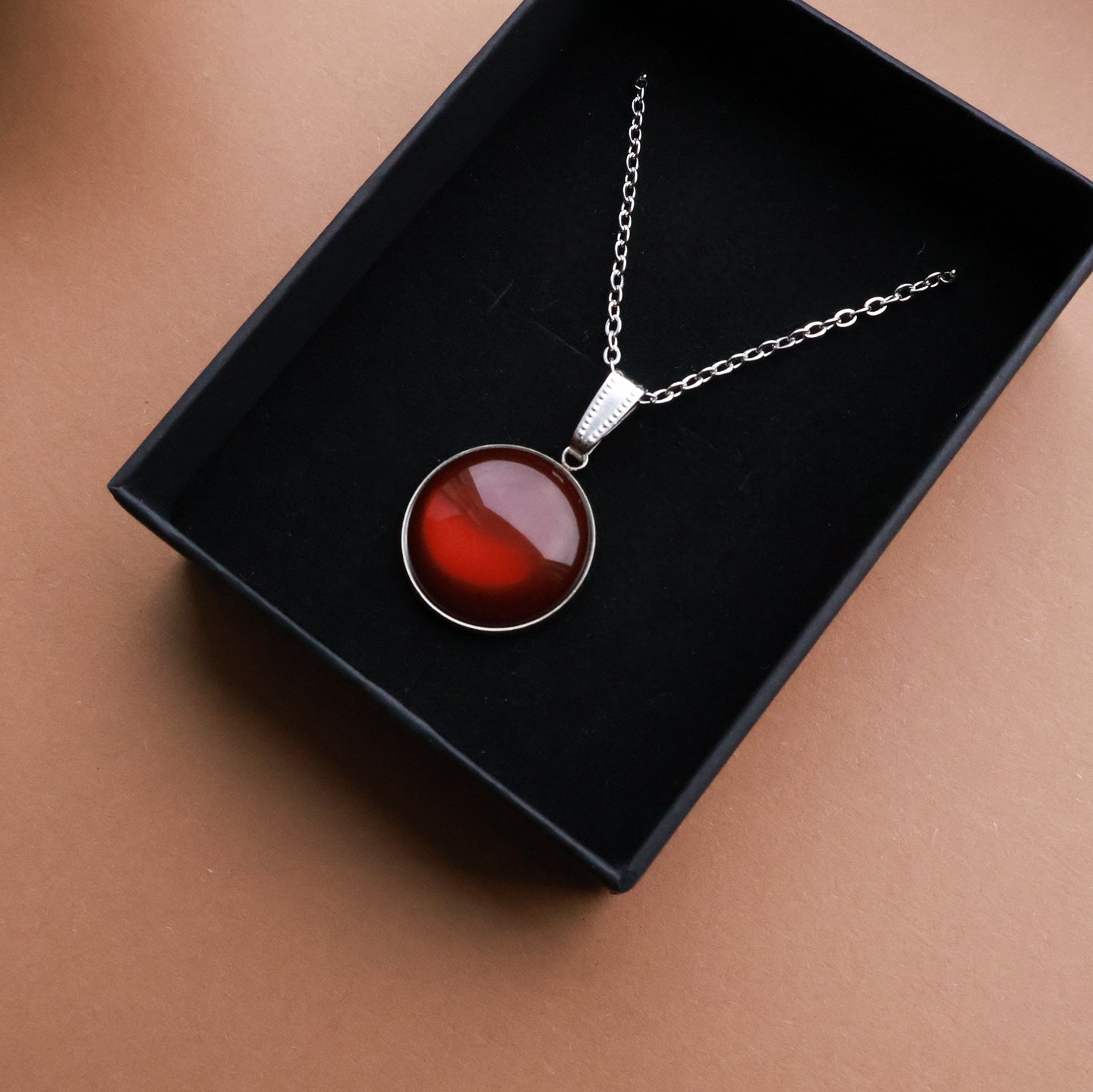 Silberne Halskette mit rundem Anhänger in Braun (2 cm), Edelstahl