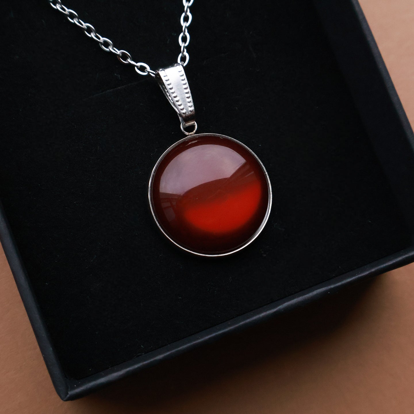 Silberne Halskette mit rundem Anhänger in Braun (2 cm), Edelstahl