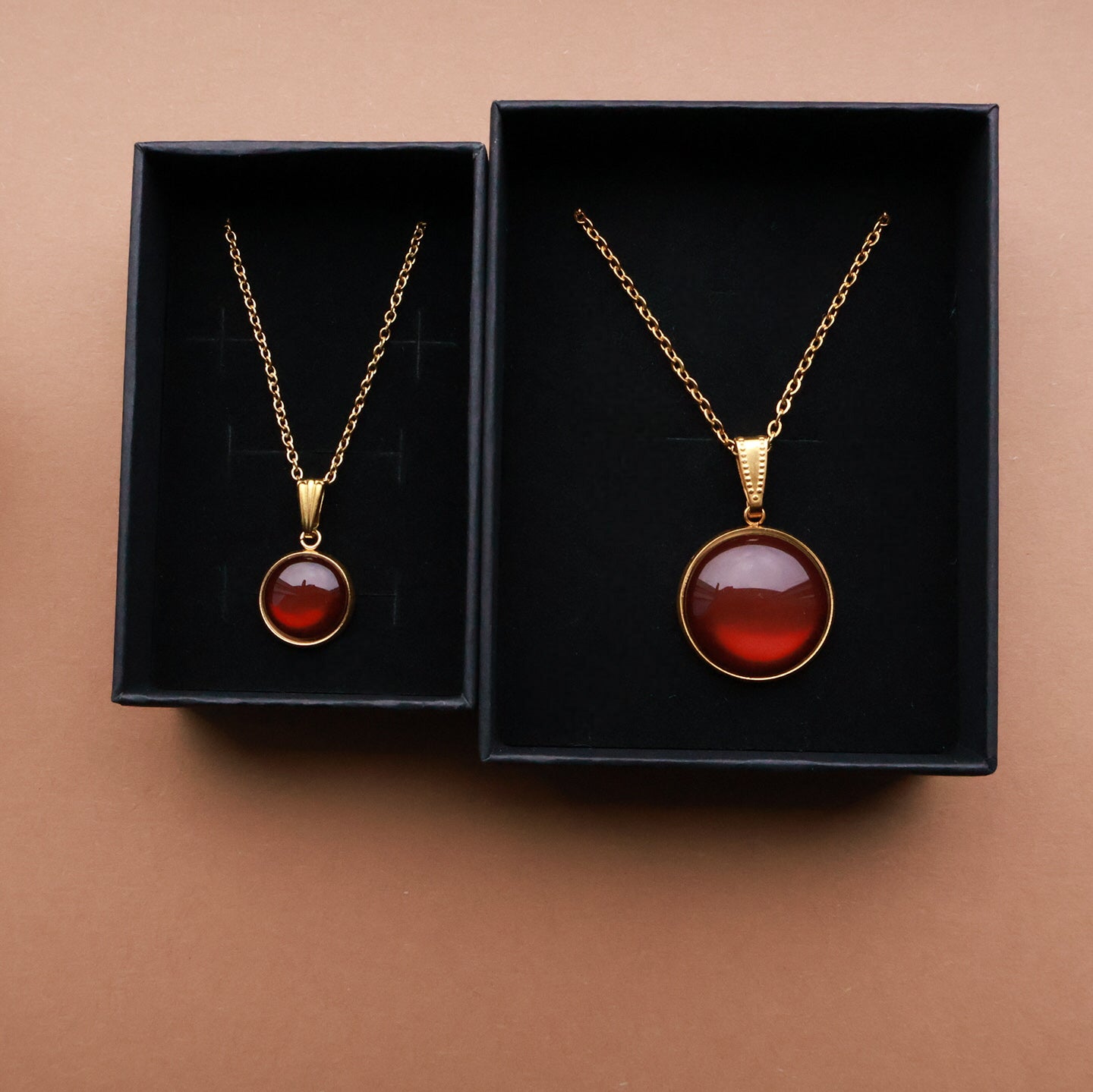 Goldene Halskette mit rundem Anhänger in Braun (2 cm), Edelstahl