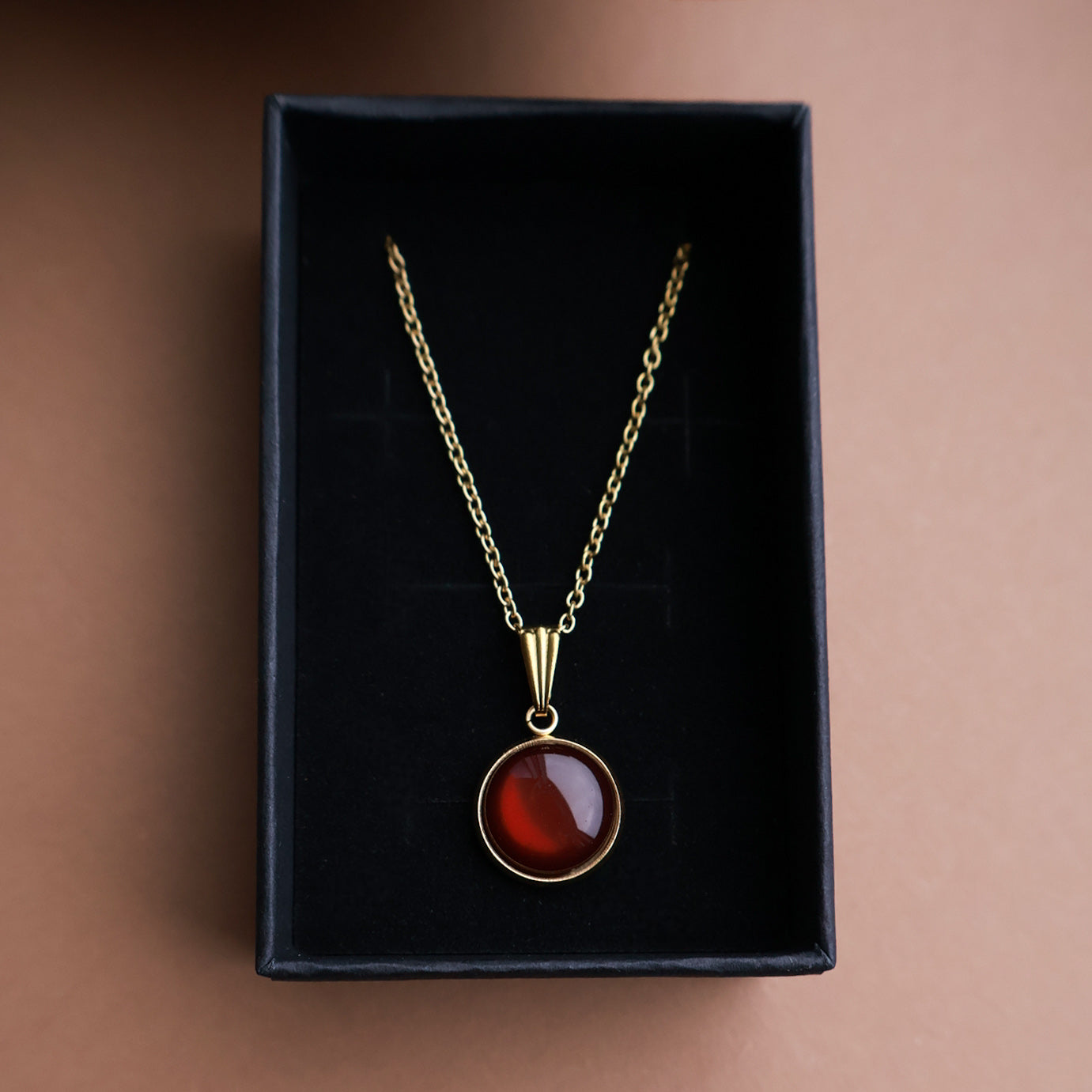 Goldene Halskette mit rundem Anhänger in Braun (1,2 cm), Edelstahl