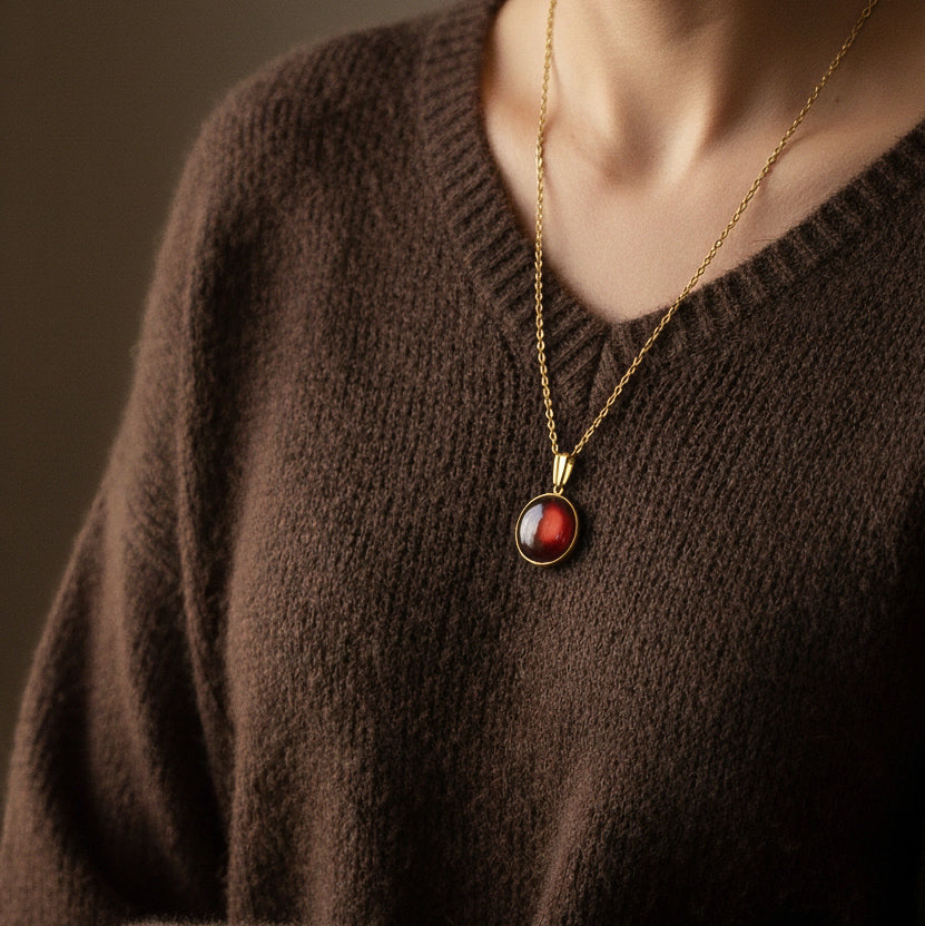 Goldene Halskette mit rundem Anhänger in Braun (2 cm), Edelstahl