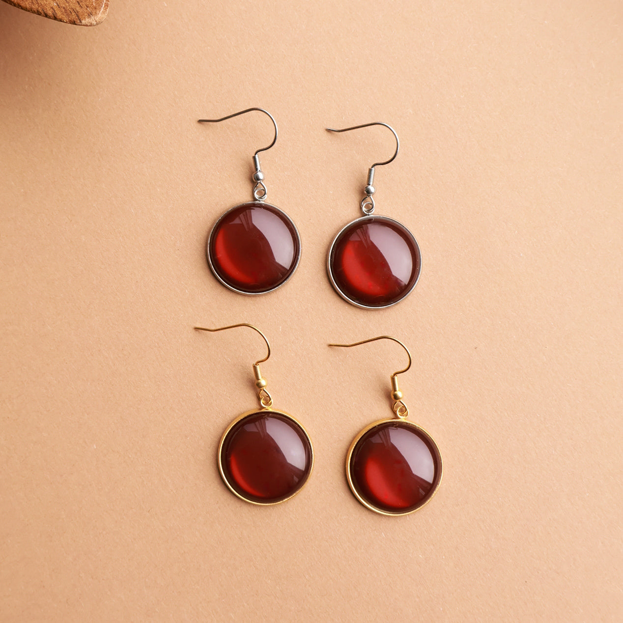 Ohrringe in Gold mit rundem braunen Stein aus Edelstahl (2 cm)