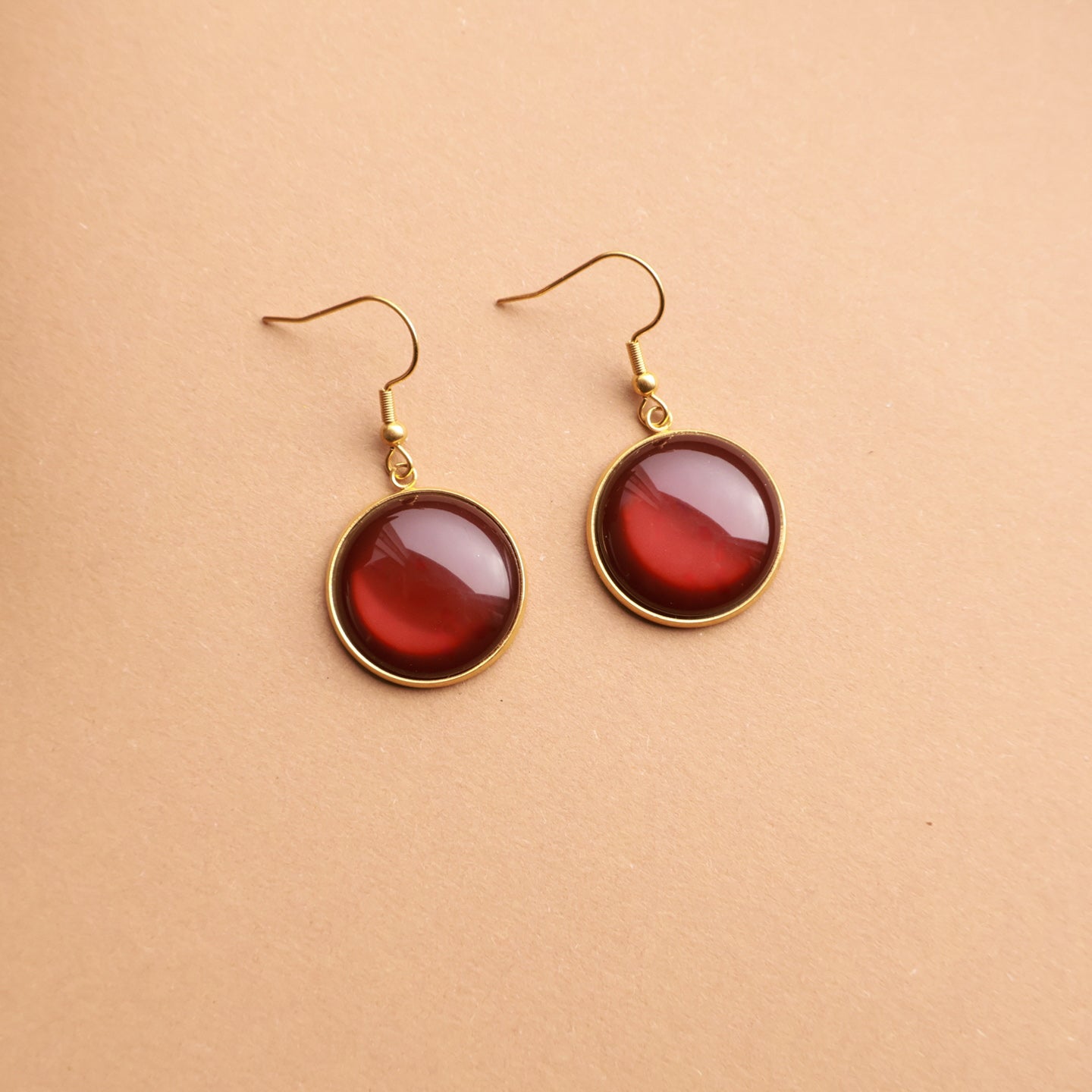 Ohrringe in Gold mit rundem braunen Stein aus Edelstahl (2 cm)