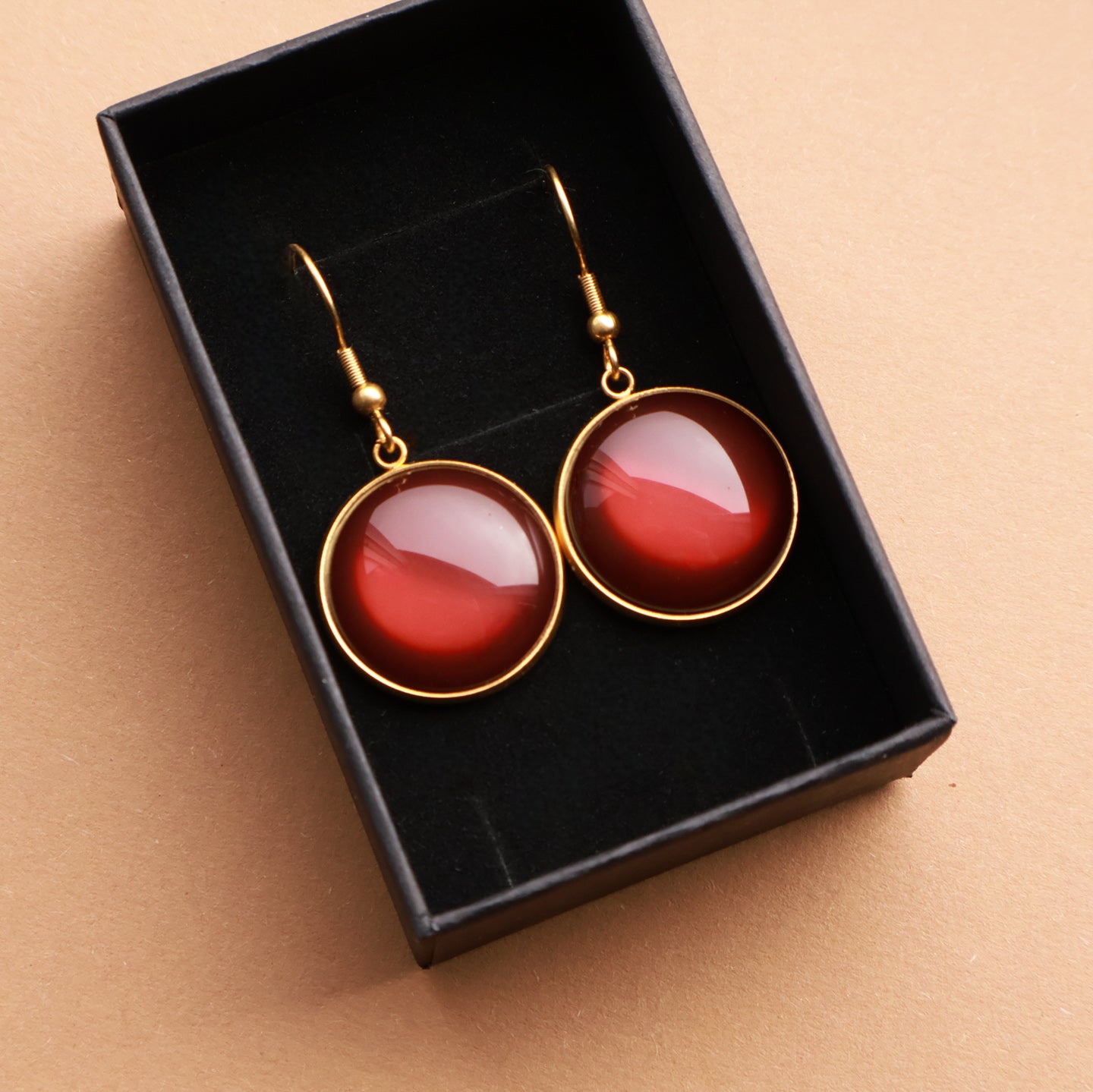 Ohrringe in Gold mit rundem braunen Stein aus Edelstahl (2 cm)