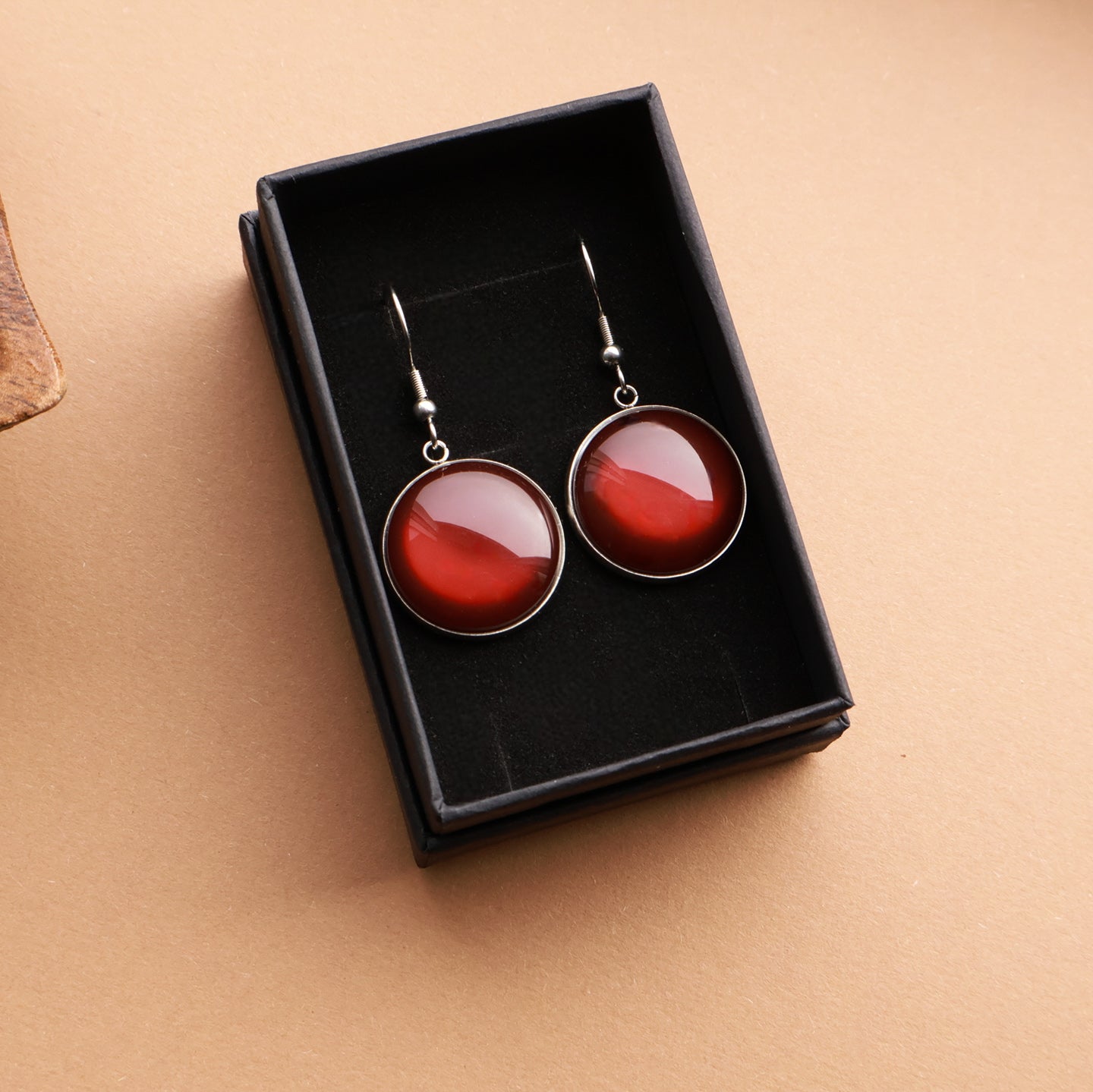 Ohrringe in Silber mit rundem braunen Stein aus Edelstahl (2 cm)