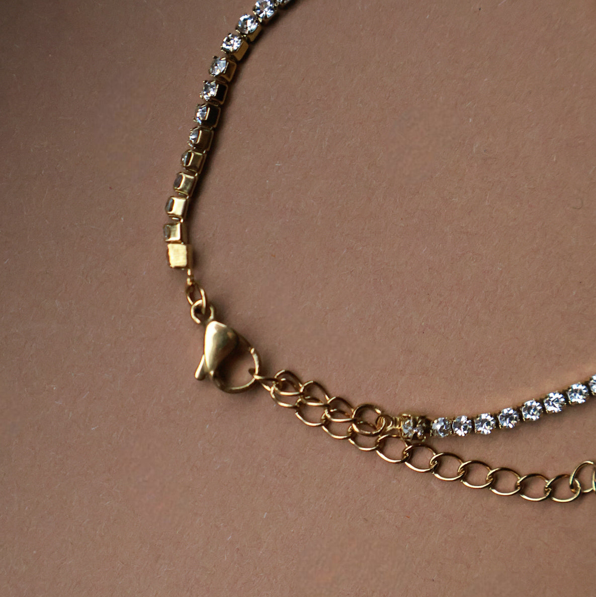 Funkelndes Tennisarmband in Gold aus Edelstahl